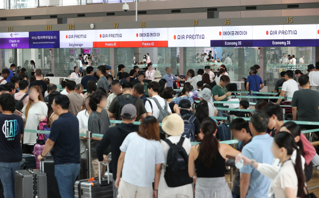 6일 오전 인천국제공항 제1터미널이 이용객으로 붐비고 있다. 영종도=연합뉴스