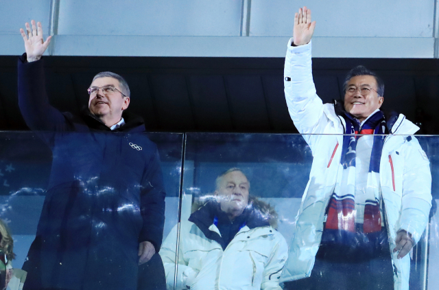 2018년 2월 평창동계올림픽 개막식 당시 문재인 전 대통령과 토마스 바흐 IOC 위원장이 손을 흔드는 모습. 연합뉴스