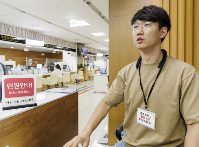 서울 마포구 공무원이 악성민원 예방을 위한 웨어러블 카메라를 목에 걸고 근무를 하고 있다. 사진제공=마포구