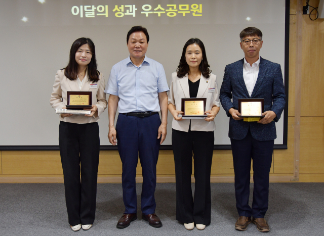 박완수 경남도지사가 7일 ‘이달의 성과 우수공무원’으로 선발된 미래산업과 이경성(맨 왼쪽) 주무관과 건설 지원과 박세진(왼쪽에서 세번째) 주무관, 농식품 유통과 정종재 주무관 등 3명에게 표창장을 수여하고 격려한 후, 기념 촬영을 하고 있다. /사진제공=경남도