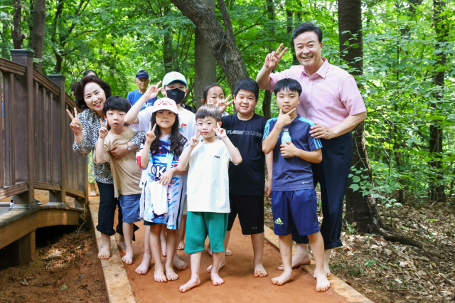 7일 개통식을 가진 포일숲속공원 황톳길에서 김성제 의왕시장(오른쪽 끝)과 시민들이 맨발로 걷고 있다. 사진 제공 = 의왕시