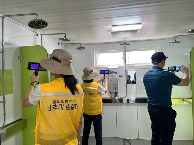 지난달 24일 부산경찰청 불법 촬영 전문 점검팀 '비추미 순찰대'가 본격적인 휴가철에 앞서 부산 해운대구 해운대 해수욕장 인근 샤워실에서 불법 촬영 카메라 탐지 활동을 하고 있다. 사진 제공=부산경찰청