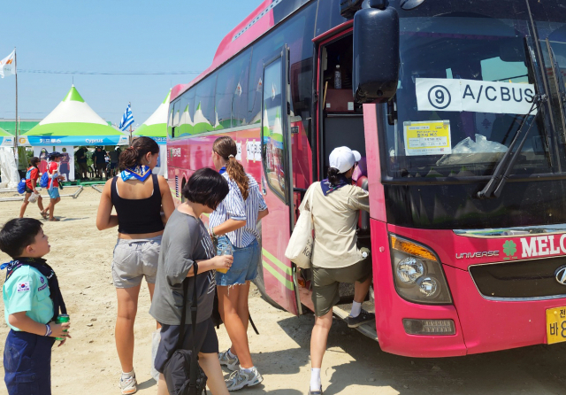 2023 새만금 세계 스카우트 잼버리 참가자들이 7일 무더위에 전북 부안군 잼버리장에 배치된 클링버스를 찾고 있다. 연합뉴스