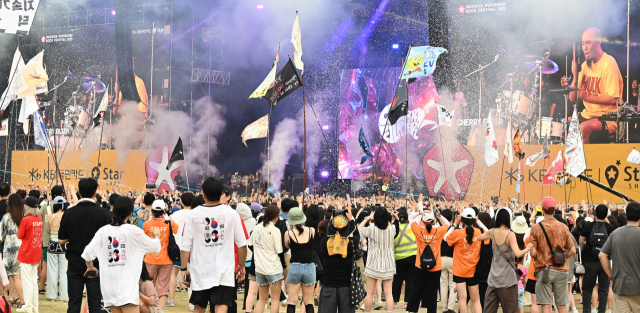 6일 인천 송도달빛축제공원에서 열린 ‘2023 인천 펜타포트 록 페스티벌’에서 관객들이 밴드 체리필터의 공연을 즐기고 있다. 사진 제공=인천 펜타포트 록 페스티벌