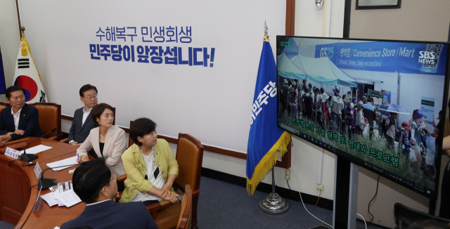 이재명 더불어민주당 대표가 7일 국회에서 최고위 회의 중 새만금 잼버리 관련 뉴스를 보고 있다. 연합뉴스