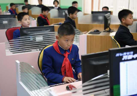 북한의 한 학생이 평양 만경대소년학생궁전에서 컴퓨터를 배우고 있다. 해커는 북한 청년층에게 인기 있는 직업이다. 사진공동취재단