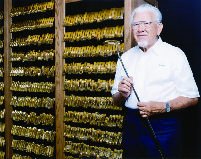 핑의 창립자 카르스텐 솔하임이 투어 우승자가 사용한 퍼터와 똑같은 복제품을 금으로 만들어 보관하는 골드 퍼터실에서 앤서 퍼터를 들고 있다. 사진 제공=핑