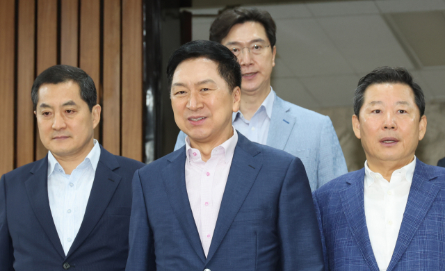 국민의힘의 김기현 대표(가운데), 박대출 정책위의장(왼쪽), 이철규 사무총장(오른쪽)이 8일 서울 여의도 국회에서 열린 확대당직자회의에 참석하고 있다. 연합뉴스