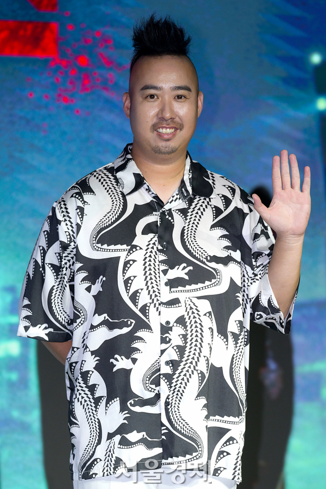전 야구선수 유희관이 8일 오전 서울 마포구 호텔 나루 서울 엠갤러리에서 진행된 넷플릭스 예능 ‘좀비버스’ 제작발표회에서 포즈를 취하고 있다. 김규빈 기자