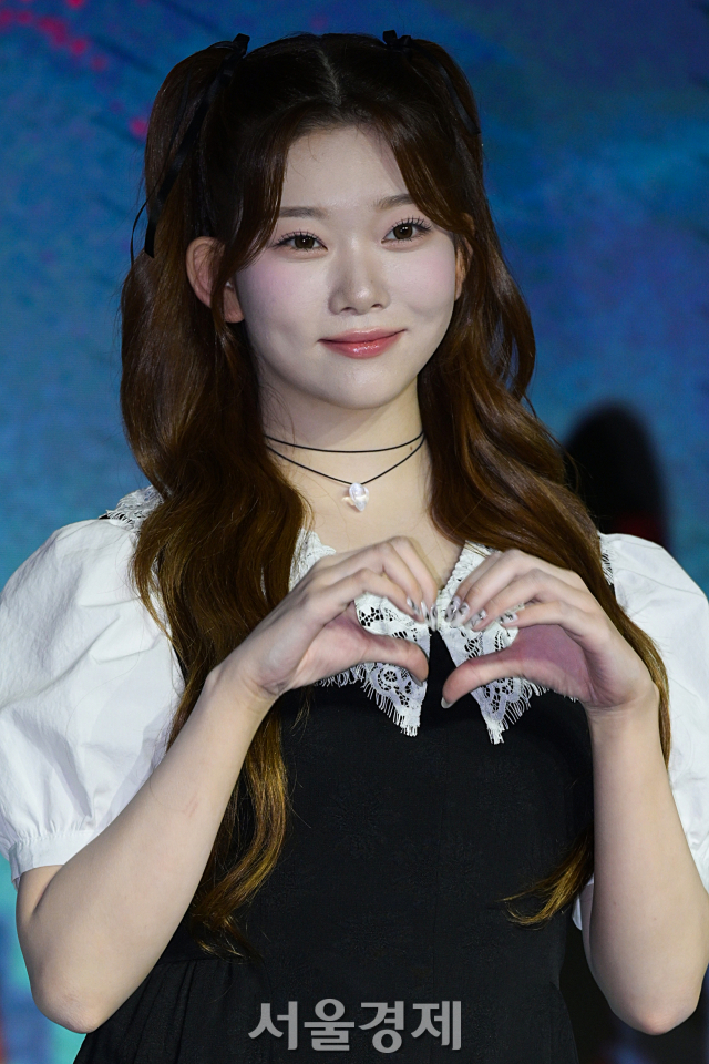 그룹 빌리(Billie) 츠키가 8일 오전 서울 마포구 호텔 나루 서울 엠갤러리에서 진행된 넷플릭스 예능 ‘좀비버스’ 제작발표회에서 포즈를 취하고 있다. 김규빈 기자