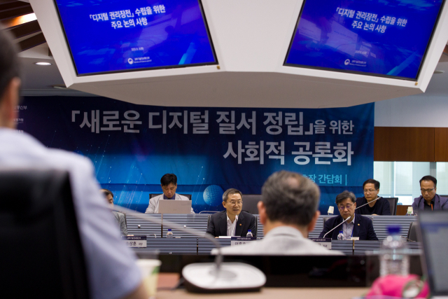 이종호(가운데) 과학기술정보통신부 장관이 8일 오후 서울 중구 서울중앙우체국 스카이홀에서 열린 '새로운 디지털 질서 정립을 위한 사회적 공론화, 대학 총장 간담회' 에서 인사말을 하고 있다. 사진 제공=과기정통부
