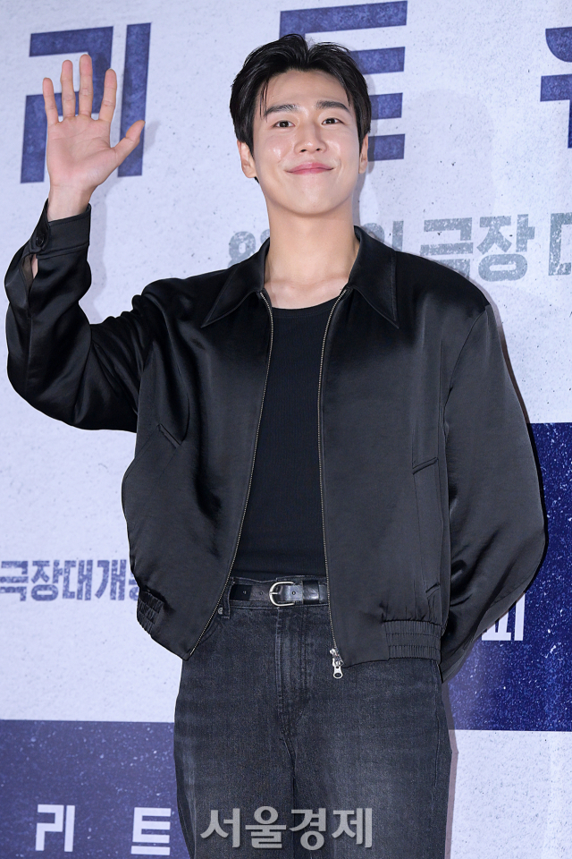 배우 이현우가 8일 오후 서울 송파구 롯데시네마 월드타워에서 진행된 영화 ‘콘크리트 유토피아’(감독 엄태화) VIP 시사회에서 포즈를 취하고 있다. 김규빈 기자