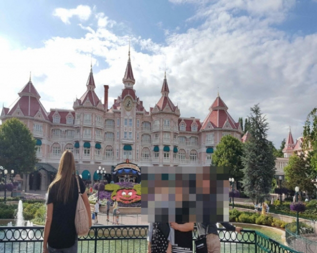 잼버리 우수사례 벤치마킹을 핑계로 프랑스로 출장을 가 파리 디즈니랜드에서 즐거운 시간을 보내고 있는 공무원들이 기념사진을 찍고 있다. 사진제공=국외출장연수정보시스템
