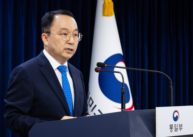 구병삼 통일부 대변인이 7일 정부서울청사에서 진행된 정례 브리핑에서 김정은 북한 국무위원장의 군수공장 방문과 관련한 취재진의 질문에 답하고 있다. 연합뉴스
