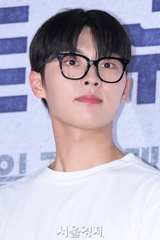배우 최현욱이 8일 오후 서울 송파구 롯데시네마 월드타워에서 진행된 영화 ‘콘크리트 유토피아’(감독 엄태화) VIP 시사회에서 포즈를 취하고 있다. 김규빈 기자
