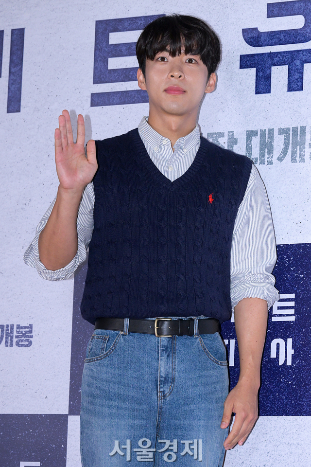 배우 주종혁이 8일 오후 서울 송파구 롯데시네마 월드타워에서 진행된 영화 ‘콘크리트 유토피아’(감독 엄태화) VIP 시사회에서 포즈를 취하고 있다. 김규빈 기자