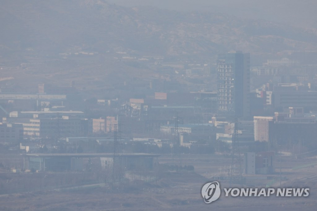 2월 경기도 파주시 서부전선 비무장지대(DMZ) 도라전망대에서 촬영된 흐릿한 개성공단 모습. 연합뉴스