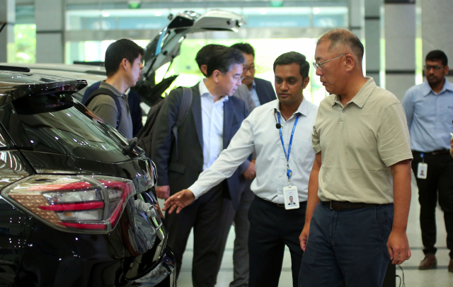 정의선(오른쪽) 현대차그룹 회장이 현대차·기아 인도기술연구소에서 경쟁사의 전기차를 둘러보고 있다. 사진 제공=현대차그룹