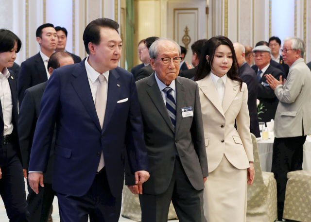 윤석열 대통령과 김건희 여사가 9일 청와대 영빈관에서 열린 독립유공자 및 유족 초청 오찬에서 김영관 애국지사와 함께 입장하고 있다. / 연합뉴스