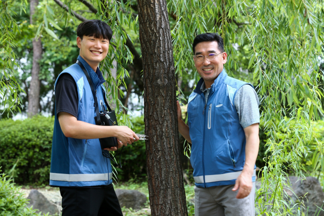 강기원(오른쪽)·장우규 나무의사가 서울 강남의 한 아파트 단지에서 수목 관리를 위해 진단을 하고 있다. 사진 제공=삼성물산 리조트부문
