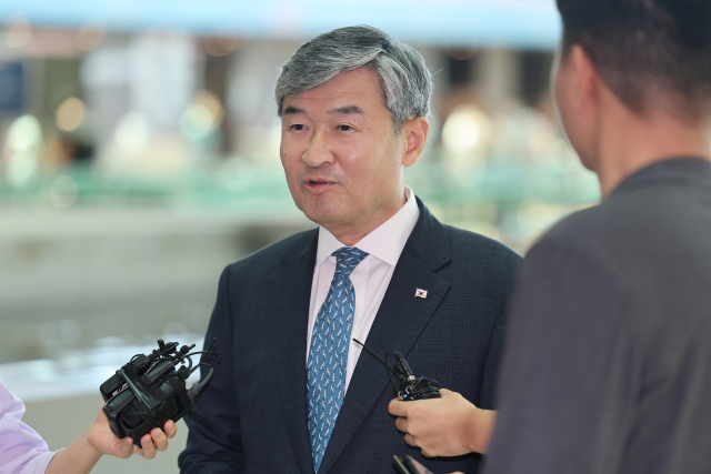 조태용 대통령실 국가안보실장이 4일 인천국제공항 제2터미널에서 사우디아라비아 제다에서 열린 국가안보보좌관회의에 참석하기 위해 출국하기 전 취재진의 질문에 답하고 있다. 연합뉴스