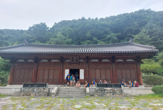 9일 오후 용인시 처인구 와우정사 대웅보전 앞에서 휴식을 취하고 있는 네덜란드, 핀란드 스카우트 대원들. 사진 = 손대선 기자