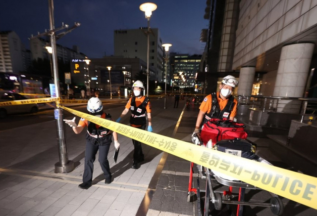 지난 3일 오후 경기 성남시 분당구 서현역 인근 백화점에서 묻지마 흉기 난동이 발생해 119 구급대원들이 사건 현장으로 들어가고 있다. 성남=연합뉴스