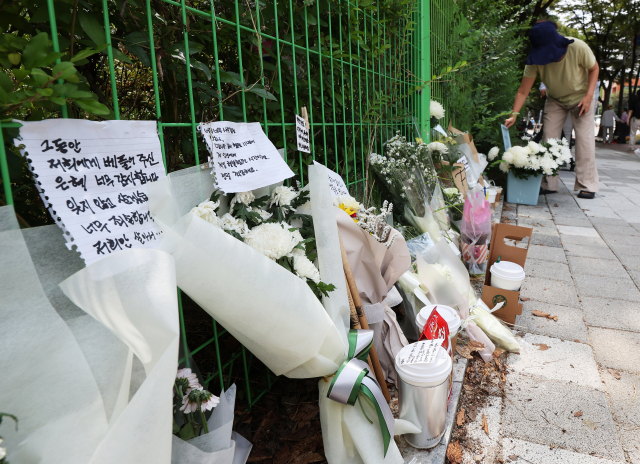 지난 7일 오전 경기도 성남시 서현역 한 대형 백화점 인근에 마련된 추모 공간에서 시민들이 지난 3일 발생한 '분당 차량 돌진 및 흉기 난동'으로 사망한 피해자를 추모하고 있다. 연합뉴스