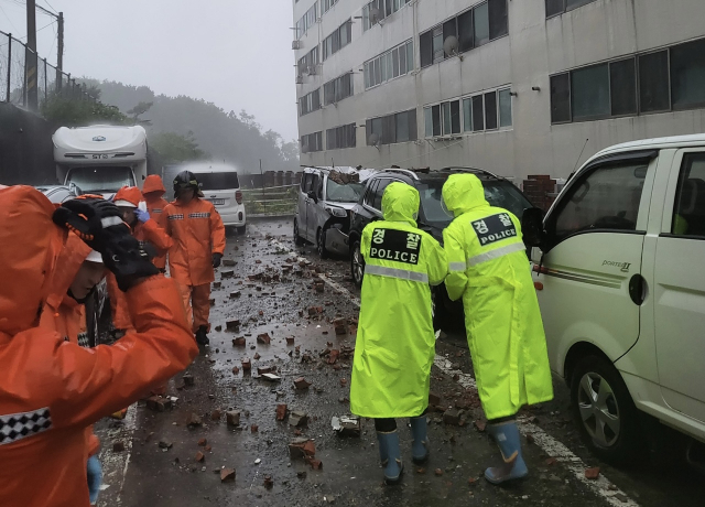 경남 거제시 능포동 한 아파트에 벽돌이 떨어져 주차돼 있던 차량 다수가 파손됐다. /시진제공=경남소방본부