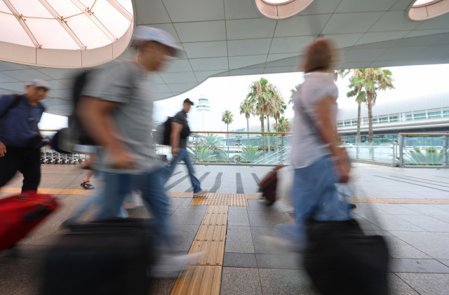 9일 오전 제주국제공항 출발층에서 비행기가 결항하기 전 서둘러 제주를 떠나 고향으로 돌아가려는 관광객들이 발걸음을 재촉하고 있다. 연합뉴스