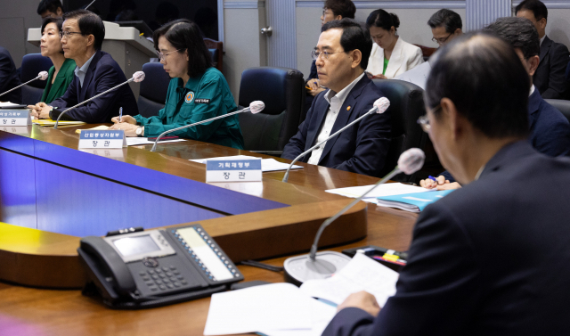 태풍 ‘카눈’으로 인한 특보가 전국적으로 발효된 10일 오전 김현숙 여성가족부 장관(오른쪽 가운데)이 서울 종로구 정부서울청사에서 열린 잼버리 비상 대책반 회의에 참석해 한덕수 국무총리의 발언을 듣고 있다. 연합뉴스