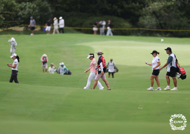 1라운드 경기 취소 결정에 선수들이 코스를 떠나고 있다. 사진 제공=KLPGA