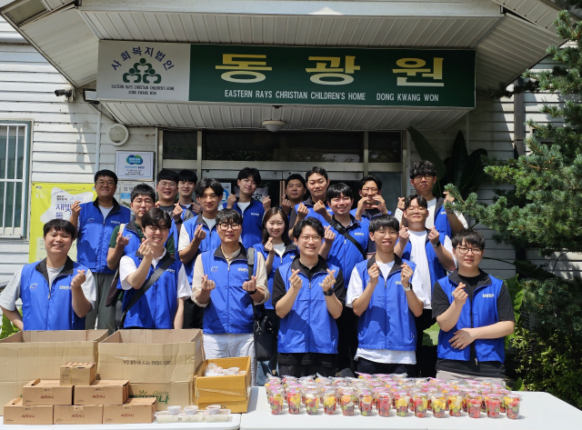 삼성전기 수원 사업장 신입 사원들이 아동 보육시설인 동광원에서 봉사활동을 한 후 기념촬영하고 있다. 사진제공=삼성전기