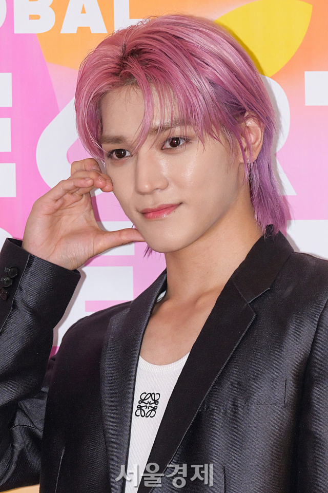 그룹 NCT 태용이 10일 오후 서울 송파구 KSPO DOME에서 열린 2023 K 글로벌 하트 드림 어워즈 레드카펫에서 포즈를 취하고 있다. 김규빈 기자