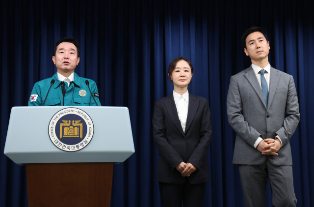 이도운 대통령실 대변인이 10일 서울 용산 대통령실 청사에서 김기흥(왼쪽 첫번째), 최지현(왼쪽 두번째) 행정관을 부대변인으로 선임한다는 내용의 인사 관련 브리핑을 하고 있다. / 연합뉴스