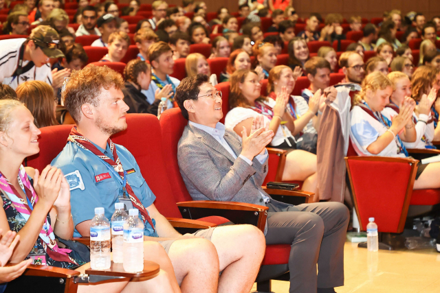 이상일 용인시장이 10일 오후 명지대 60주년 기념 채플관에서 독일, 파푸아뉴기니, 몬테네그로 등 잼버리 조기퇴영 대원들과 관람하고 있다. 사진 제공 = 용인시