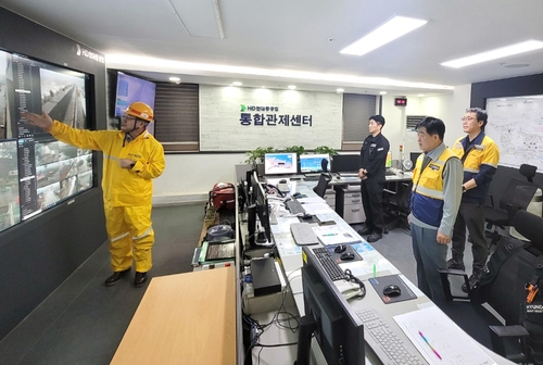 권오갑(오른쪽) HD현대 회장이 10일 울산 HD현대중공업 종합관제센터에서 태풍 상황을 점검하고 있다. 사진제공=HD현대