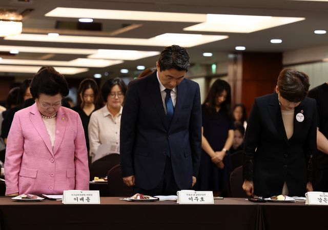 10일 오전 서울 코리아나호텔에서 열린 ‘교권 회복 및 보호를 위한 교육부-국가교육위원회 공동주최 토론회’에서 이주호 부총리 겸 교육부 장관을 비롯한 참석자들이 묵념하고 있다. 연합뉴스