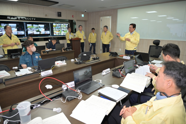 박완수 경남도지사가 10일 재난안전상황실에서 태풍 대비태세를 지휘하고 있다. /사진제공=경남도