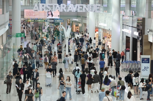 인천국제공항 제1여객터미널 출국장 면세 구역이 이용객들로 붐비고 있다. 연합뉴스