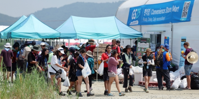 2023 새만금 세계스카우트잼버리 개영일인 지난 2일 전북 부안군 하서면 야영장 델타구역에 마련된 편의점에 음료수와 얼음을 사려는 인파가 몰려 있다. 사진=연합뉴스