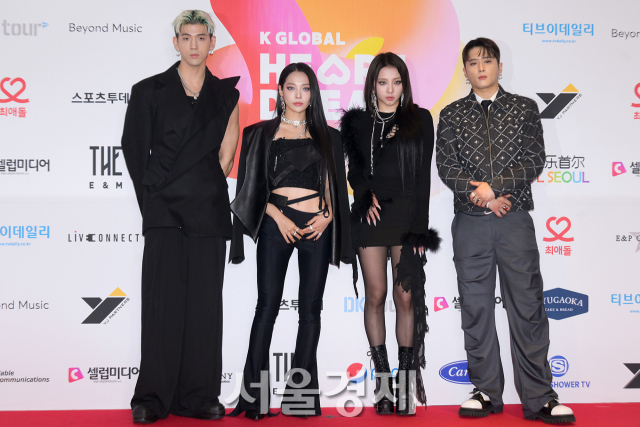 그룹 카드(KARD)가 10일 오후 서울 송파구 KSPO DOME에서 열린 2023 K 글로벌 하트 드림 어워즈 레드카펫에서 포즈를 취하고 있다. 김규빈 기자