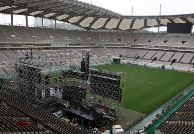 10일 오후 서울 마포구 서울월드컵경기장에서 ‘2023 새만금 세계 스카우트 잼버리 K팝 슈퍼 라이브’ 공연을 위한 무대가 설치되고 있다. 연합뉴스