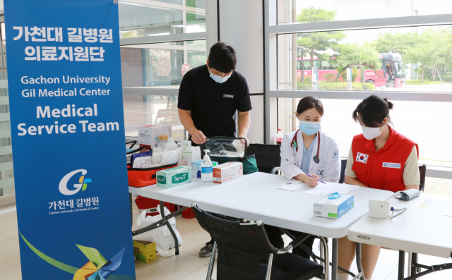 인천대학교 기숙사 로비에 마련된 가천대 길병원 의료지원부스에서 내과 전문의와 간호사, 응급구조사 등이 진료를 준비하고 있다. 사진 제공=가천대 길병원