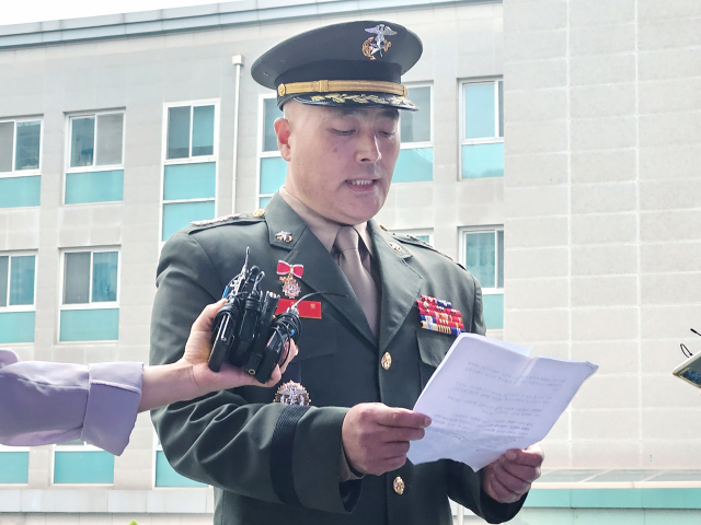 고(故) 채수근 상병 수사와 관련해 집단항명 수괴 혐의로 입건된 박정훈 전 해병대 수사단장이 11일 서울 용산구 국방부 검찰단 앞에서 입장문을 읽고 있다. 연합뉴스