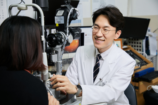 먼 곳 볼 때 자꾸만 '찡긋'하는 우리 아이, 서둘러 안과 찾아야 할 이유