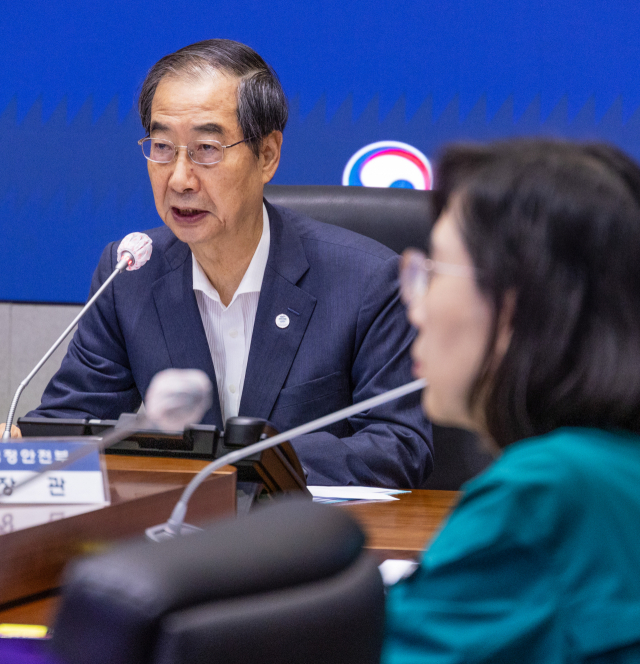 한덕수 국무총리가 11일 서울 종로구 정부서울청사에서 열린 새만금 잼버리 비상대책반 회의에 참석해 발언하고 있다./연합뉴스