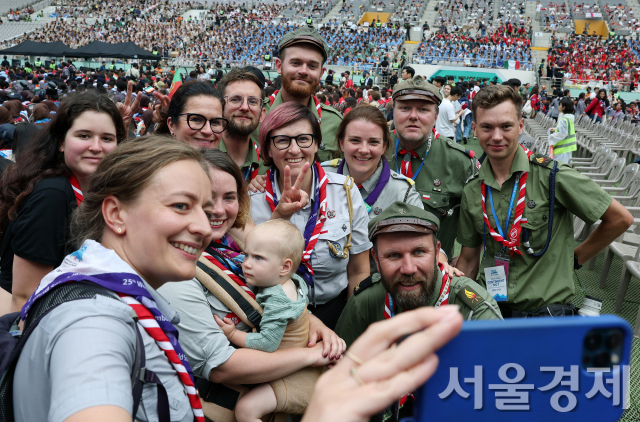 11일 서울 마포구 상암월드컵경기장에서 진행된 2023 세계스카우트잼버리대회 폐영식에서 각국 스카우트들이 즐거운 시간을 보내고 있다. 사진 제공=문화체육관광부