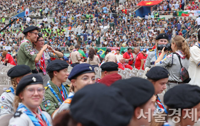 11일 서울 마포구 상암월드컵경기장에서 진행된 2023 세계스카우트잼버리대회 폐영식에서 각국 스카우트들이 즐거운 시간을 보내고 있다. 사진 제공=문화체육관광부