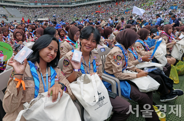 11일 서울 마포구 상암월드컵경기장에서 진행된 2023 세계스카우트잼버리대회 폐영식에서 각국 스카우트들이 저녁거리와 기념품이 들어 있는 ‘웰컴백’을 살펴보고 있다. 사진 제공=문화체육관광부